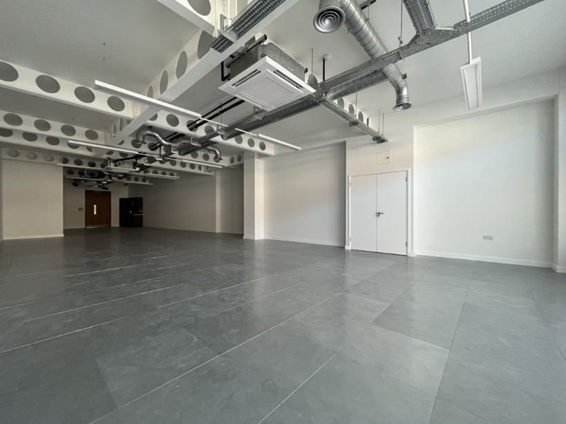 Office in Crawley - photo 4