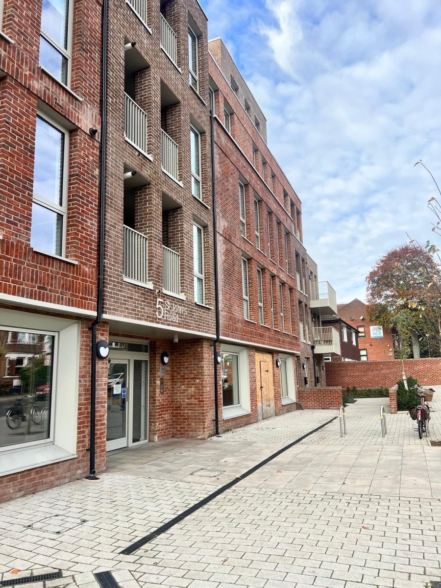 Office in Isleworth - photo 2