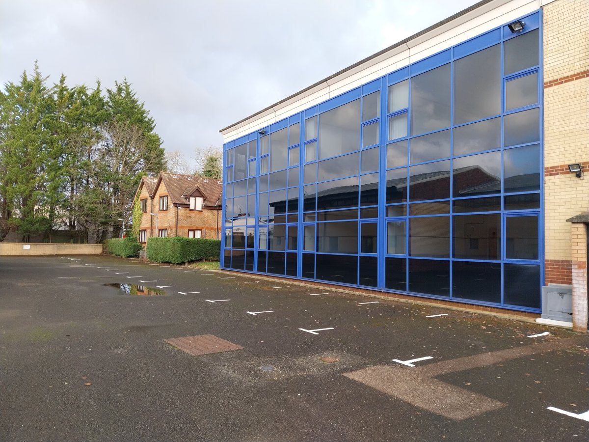 Office in Crawley - photo 2
