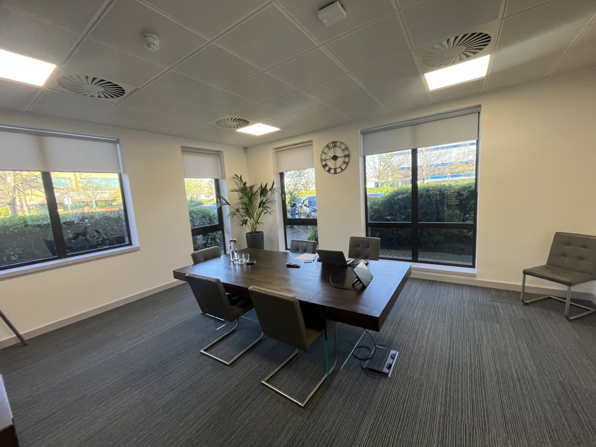 Office in Crawley - photo 2