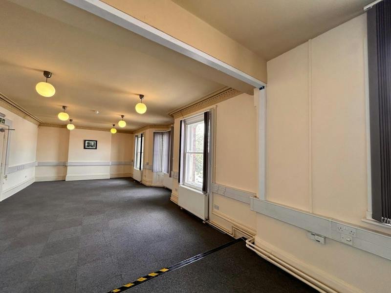Office in Wolverhampton - photo 4
