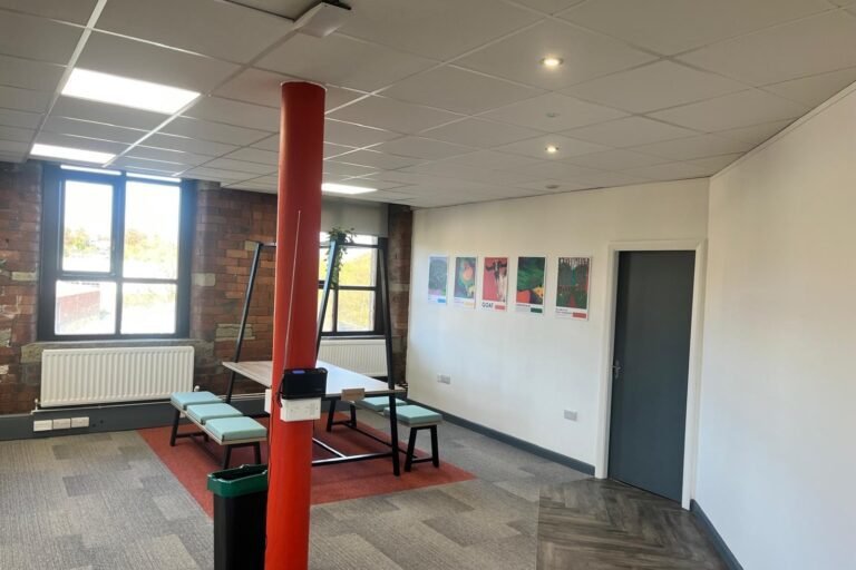 Office in Brighouse - photo 3