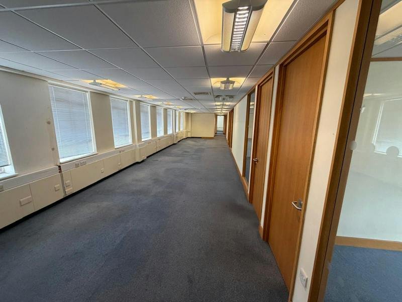 Office in Epsom - photo 2