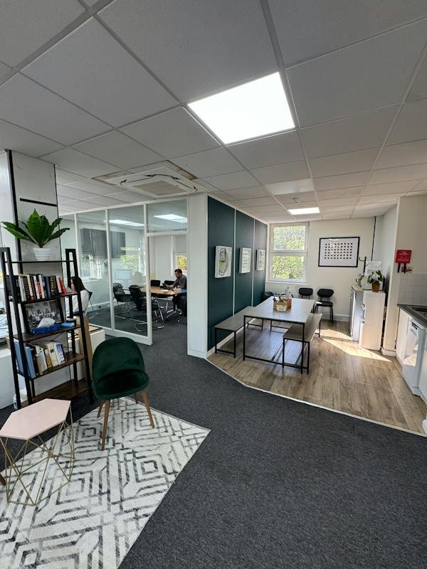Office in Weybridge - photo 2