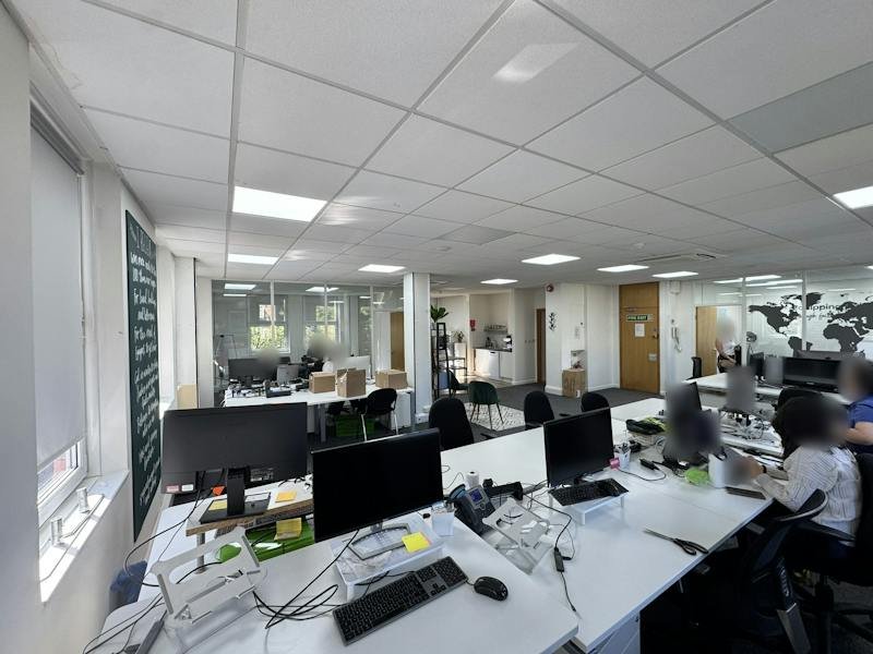 Office in Weybridge - photo 3