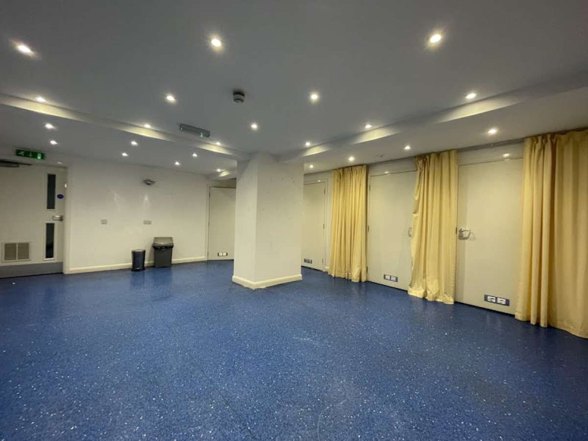 Retail/Shop in Stoke Newington - photo 4