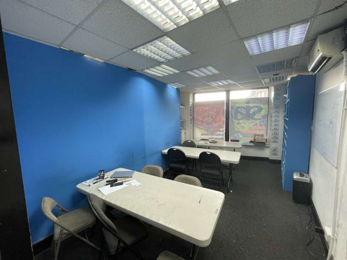 Retail/Shop in London - photo 4