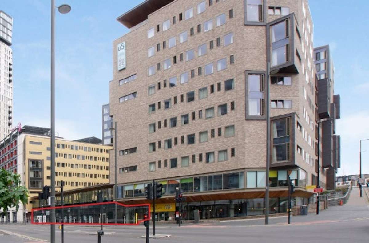 Retail/Shop in London - photo 2