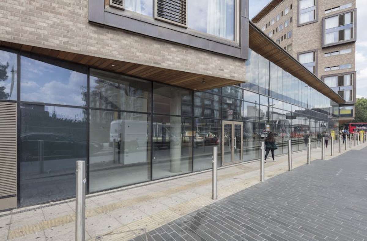 Retail/Shop in London - photo 3