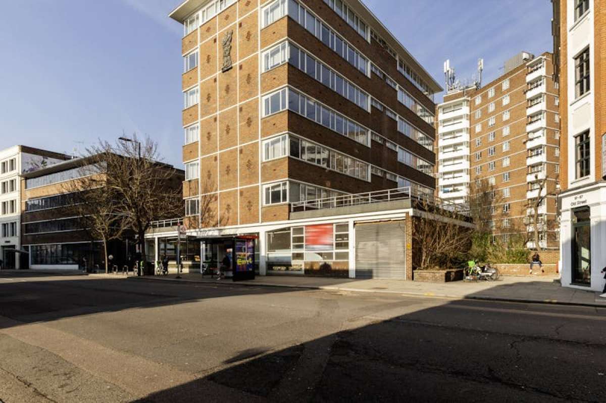 Retail/Shop in London - photo 3