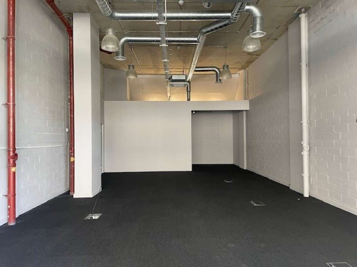 Retail/Shop in London - photo 3