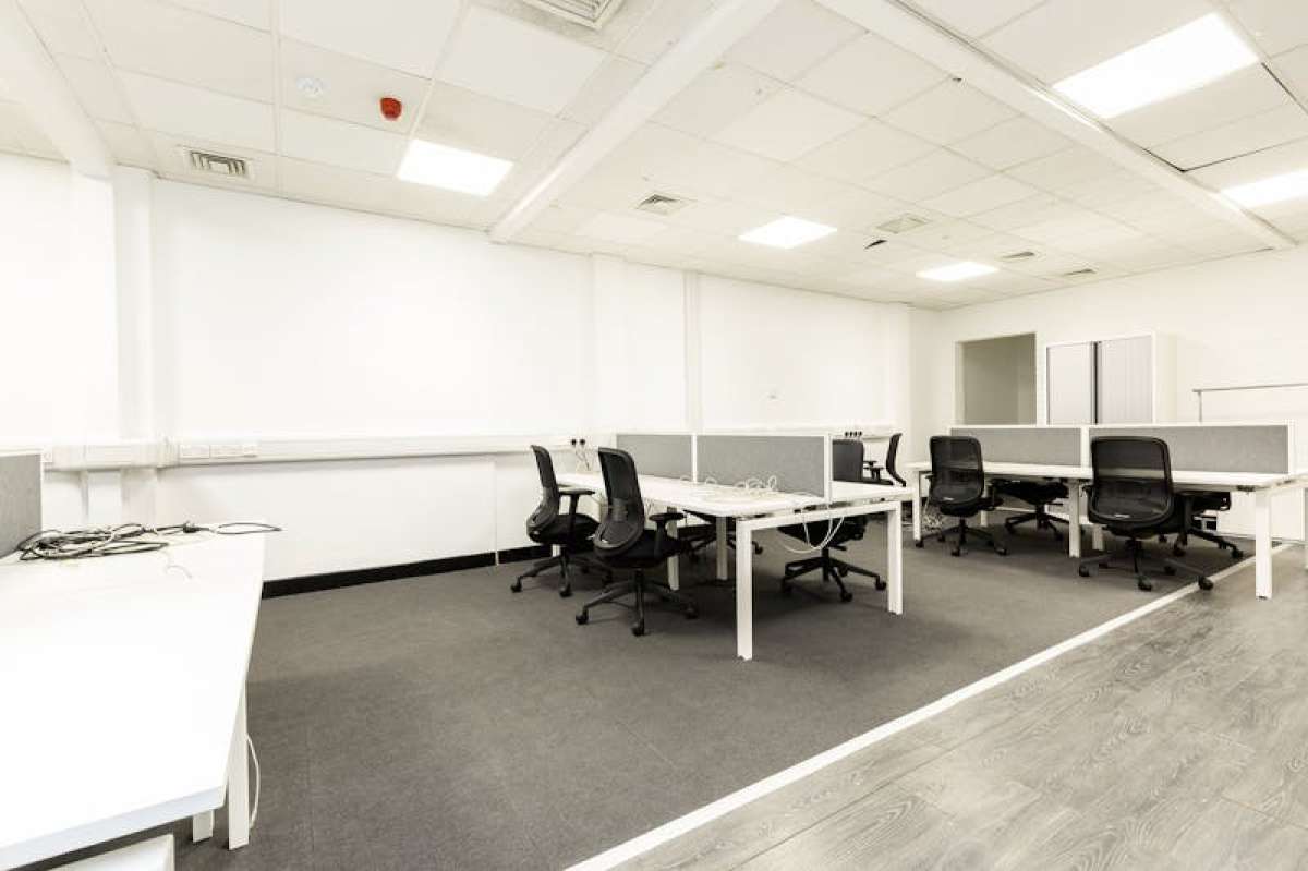 Retail/Shop in London - photo 2