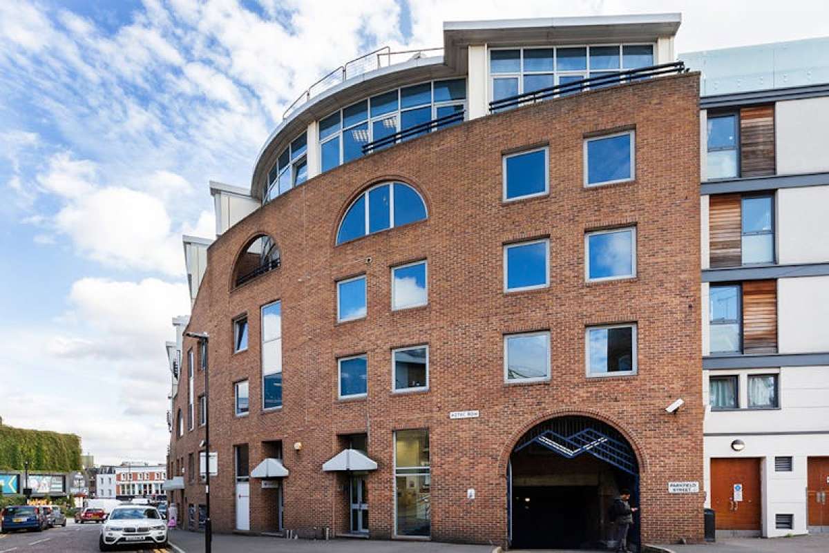 Retail/Shop in London - photo 2