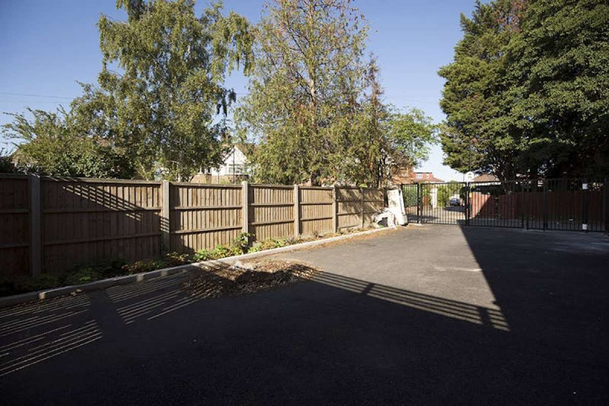 Retail/Shop in London - photo 4