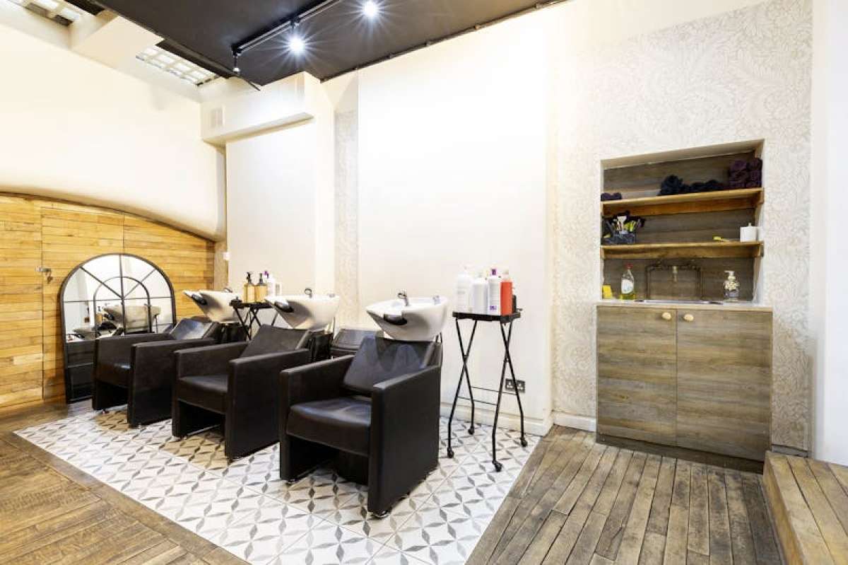 Retail/Shop in London - photo 4