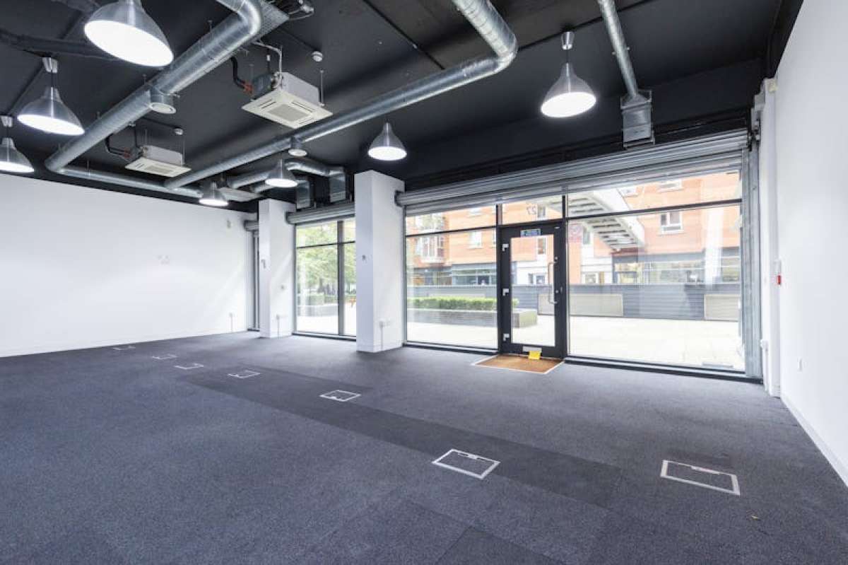 Retail/Shop in London - photo 4