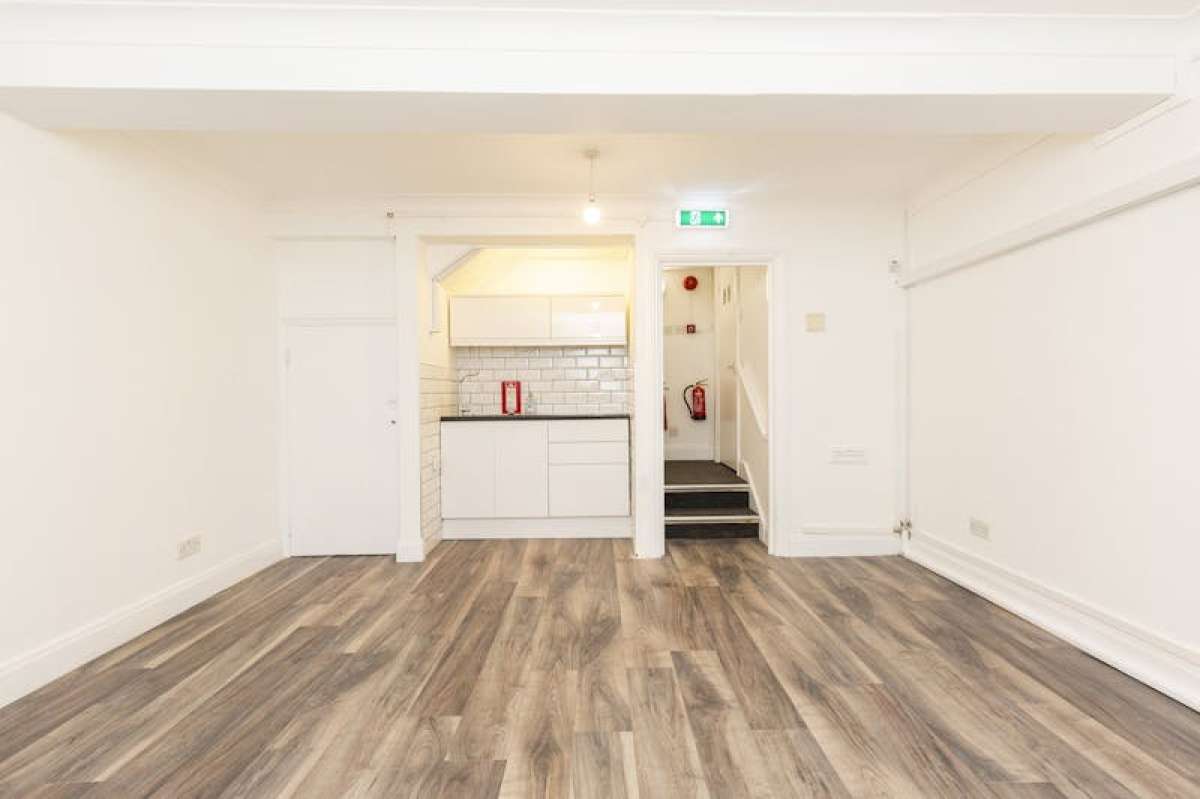 Retail/Shop in London - photo 4