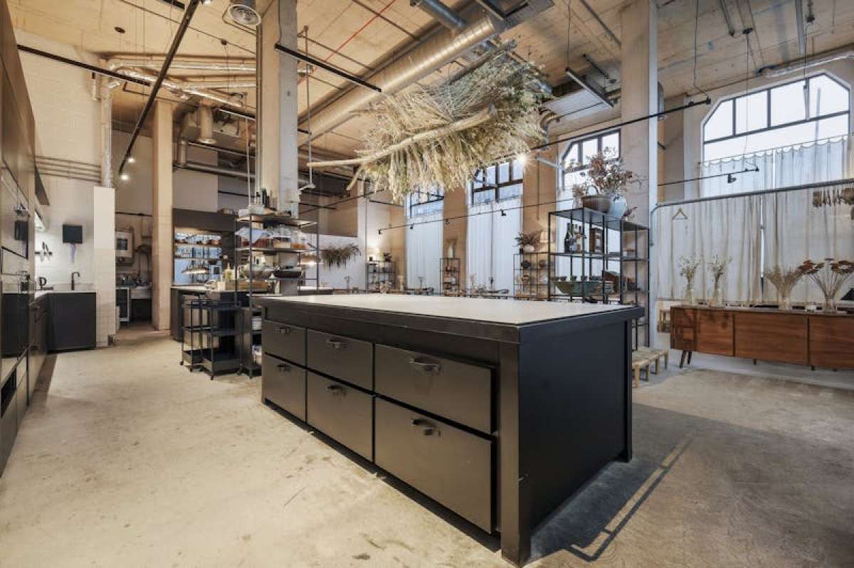 Retail/Shop in London - photo 2