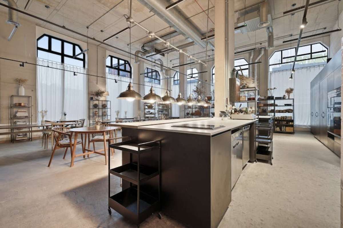 Retail/Shop in London - photo 4