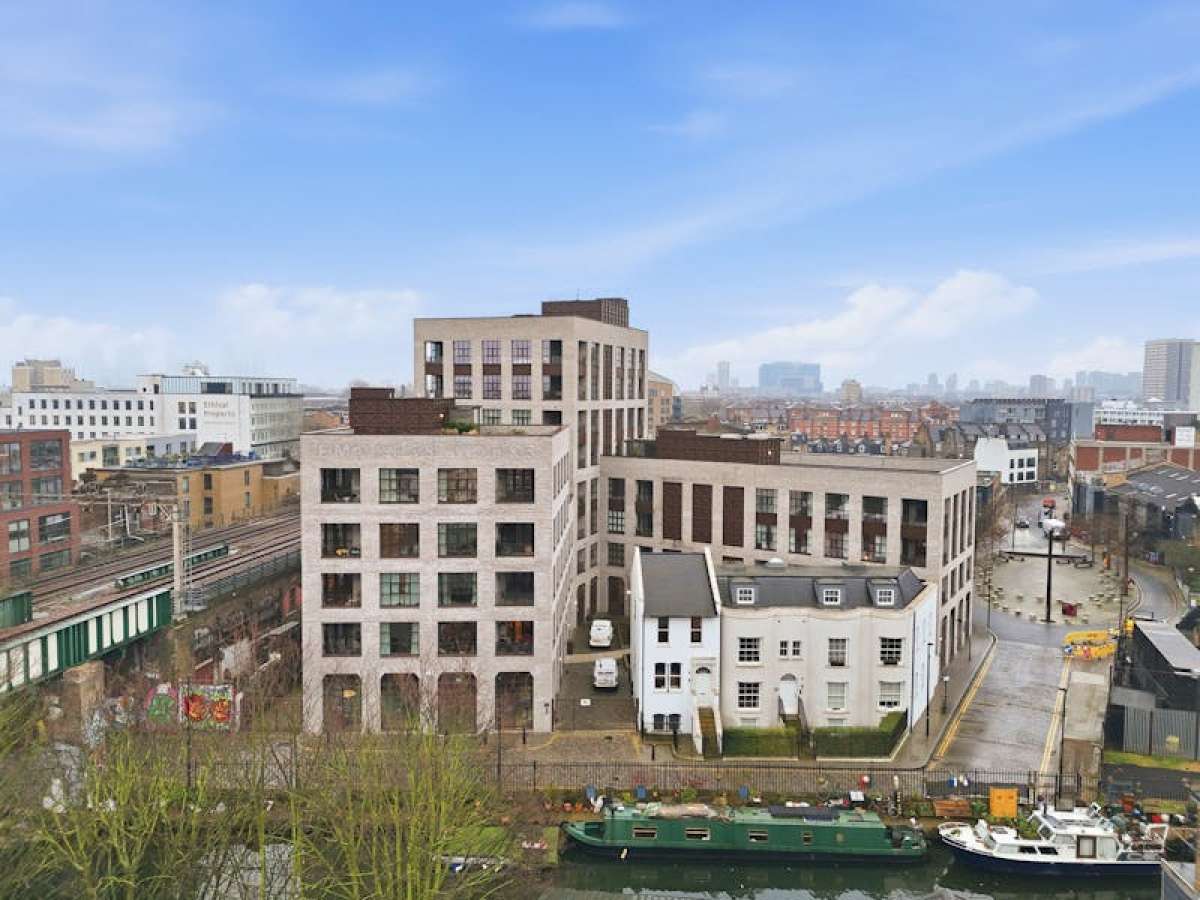 Retail/Shop in London - photo 3