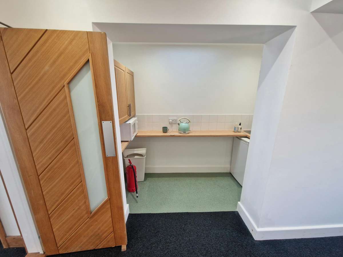 Retail/Shop in Waterlooville - photo 4