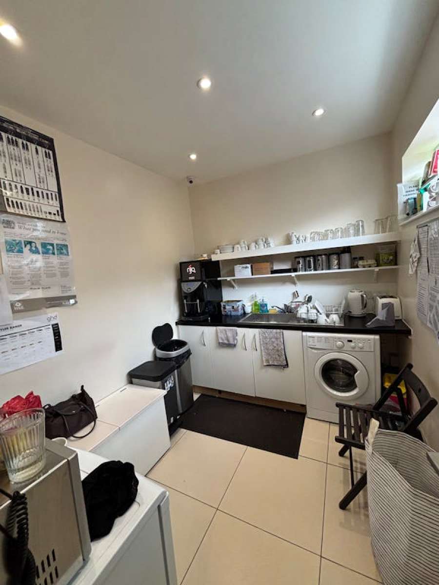 Retail/Shop in Virginia Water - photo 4