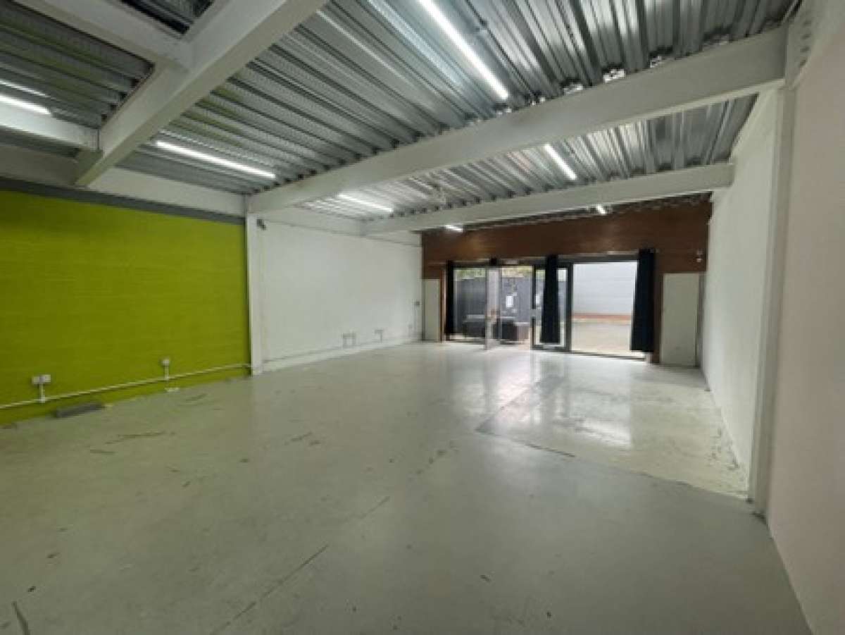 Retail/Shop in Cheetham Hill - photo 3