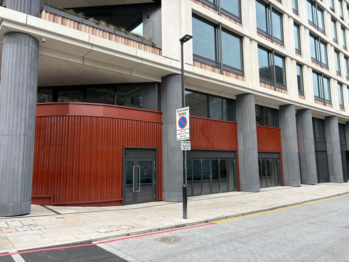 Retail/Shop in London - photo 2