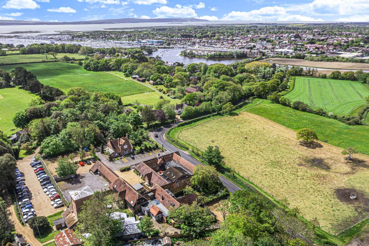 Retail/Shop in Walhampton - photo 2