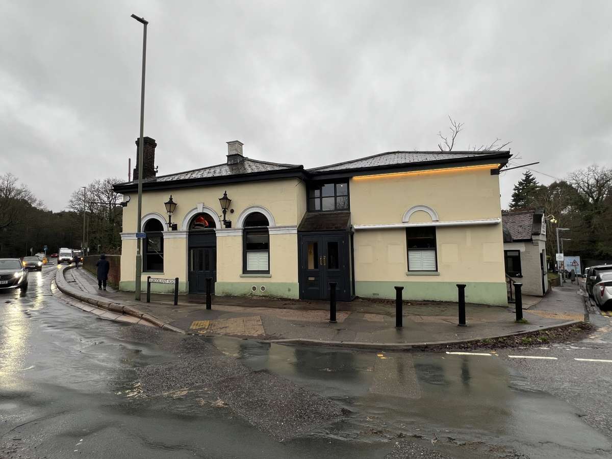 Retail/Shop in Weybridge - photo 2