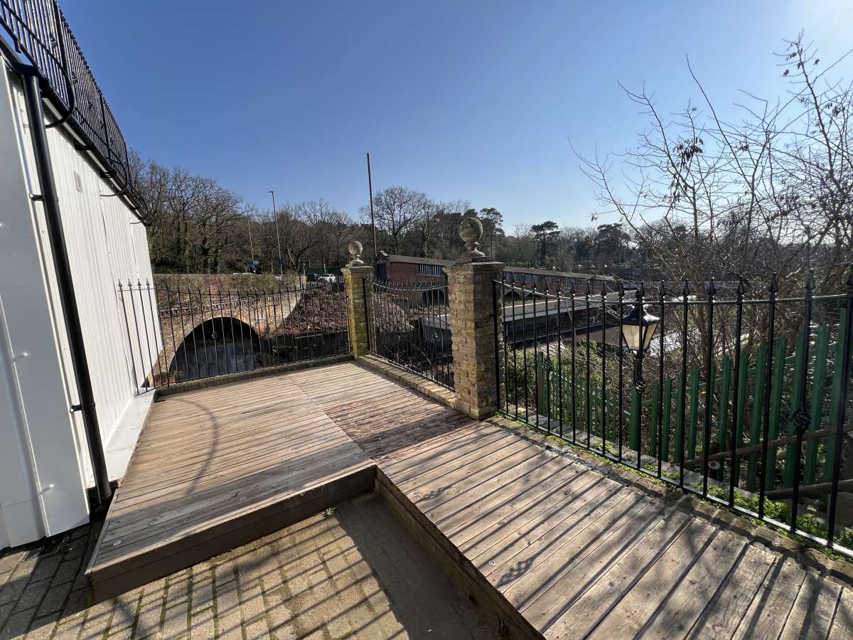 Retail/Shop in Weybridge - photo 4