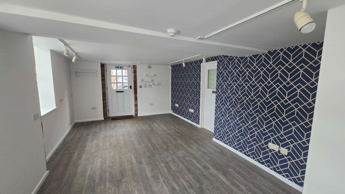 Retail/Shop in Norwich - photo 2