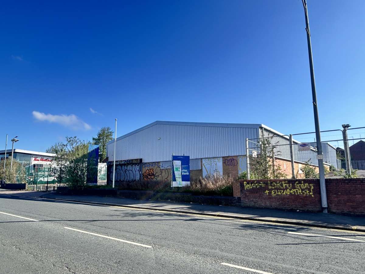 Retail/Shop in Salford - photo 4