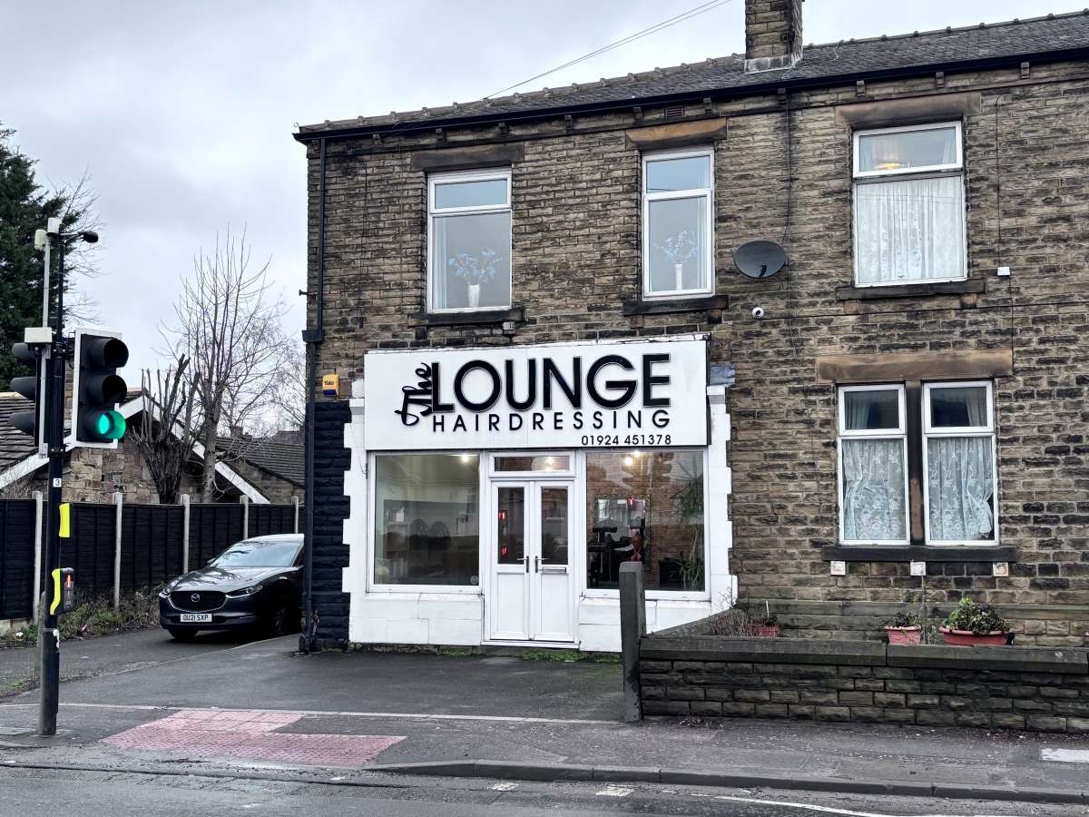 Retail/Shop in Dewsbury - photo 2