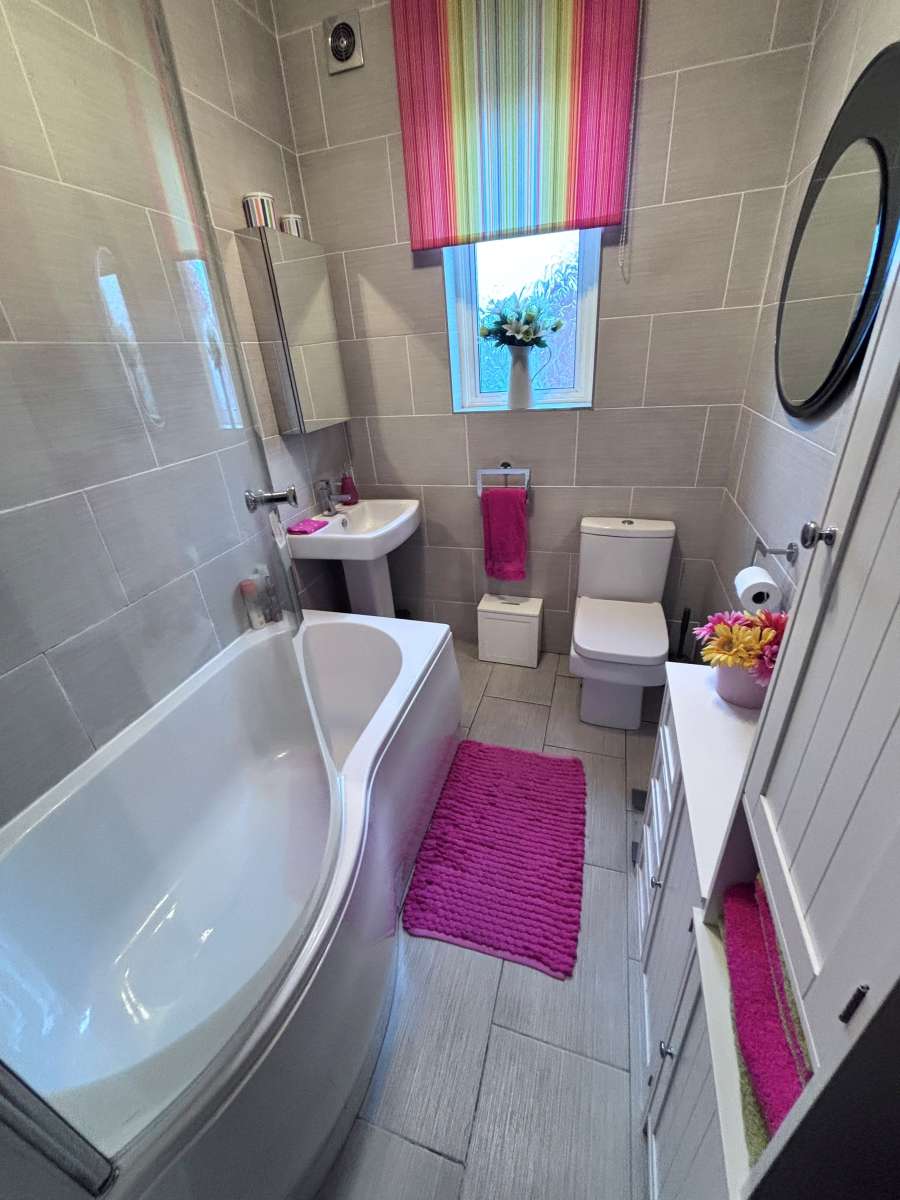 Retail/Shop in Dewsbury - photo 4