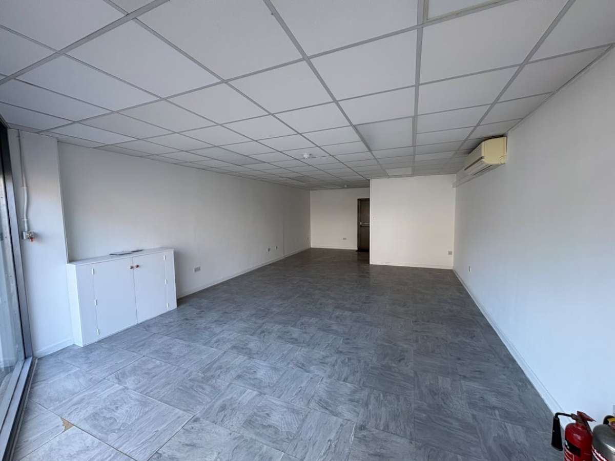 Retail/Shop in Southampton - photo 3