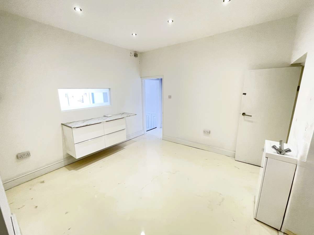 Retail/Shop in Burton On Trent - photo 3