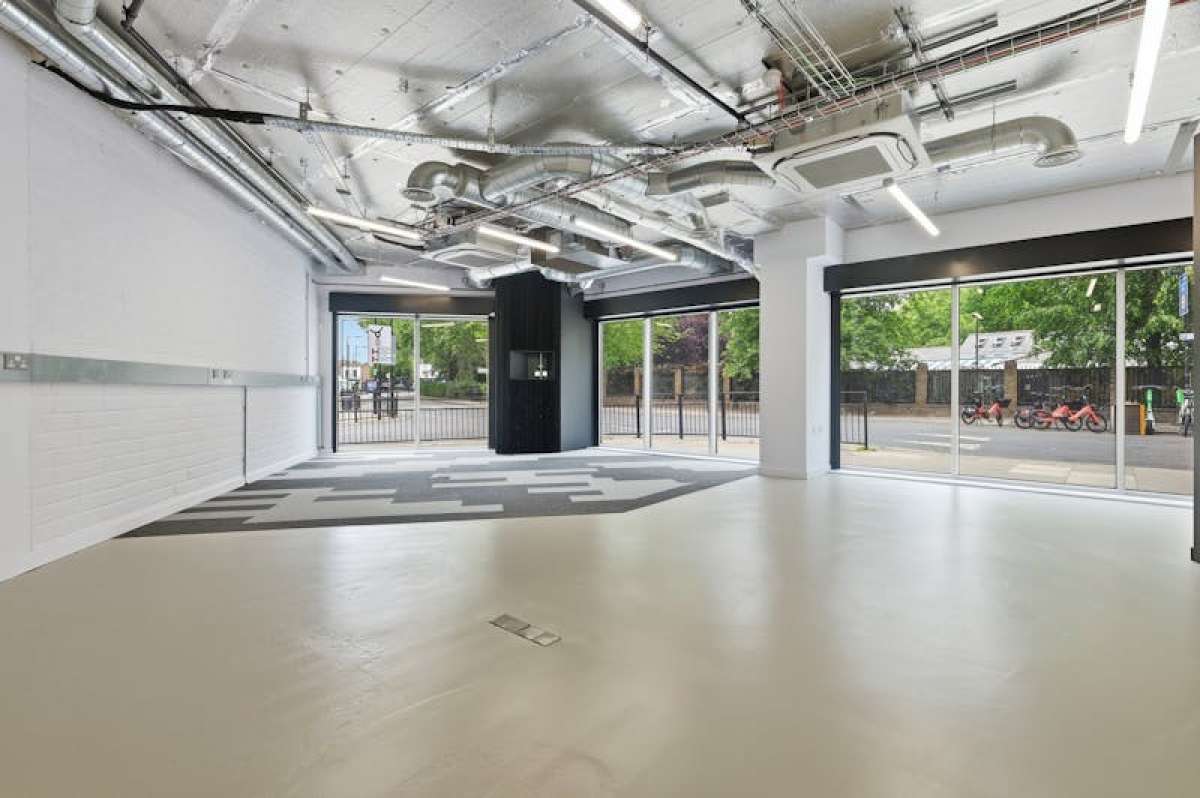 Retail/Shop To Let, London