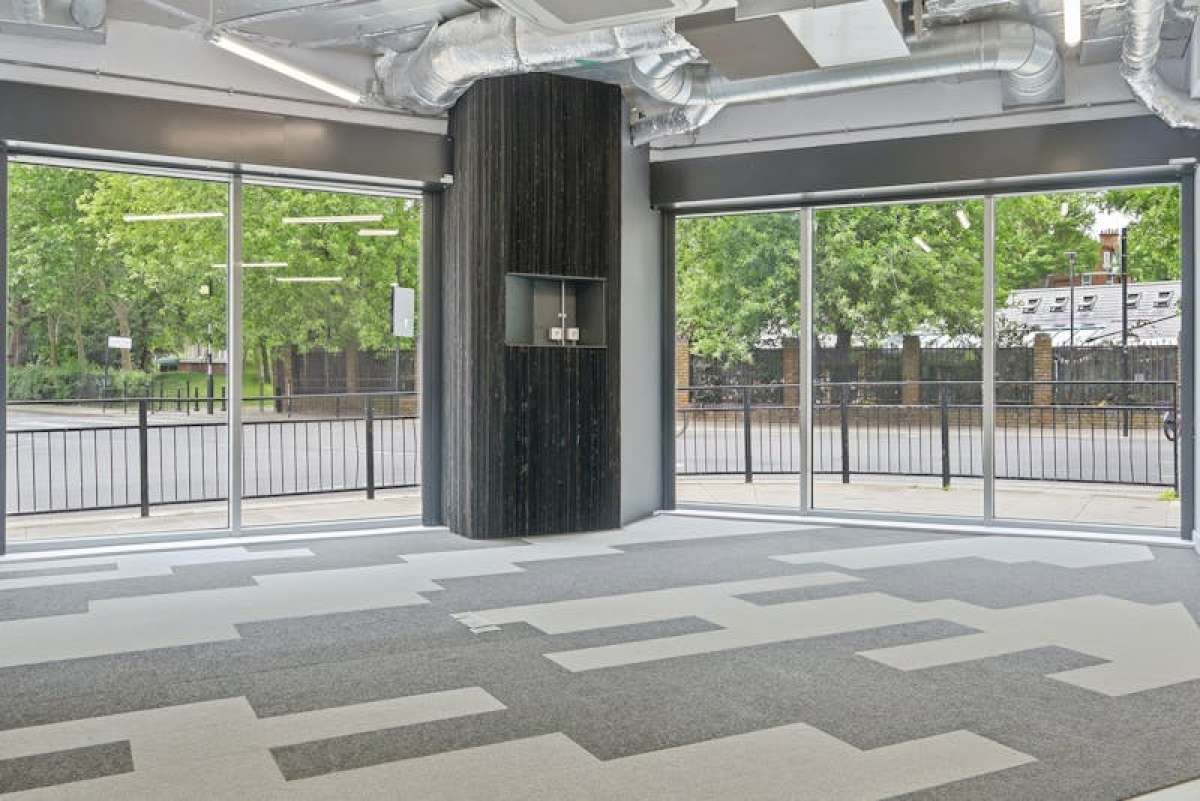 Retail/Shop in London - photo 2