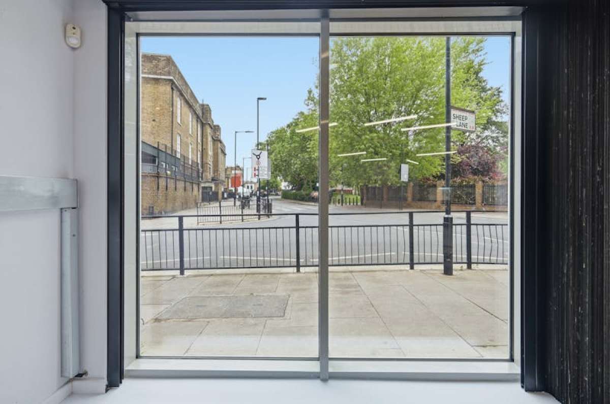 Retail/Shop in London - photo 4