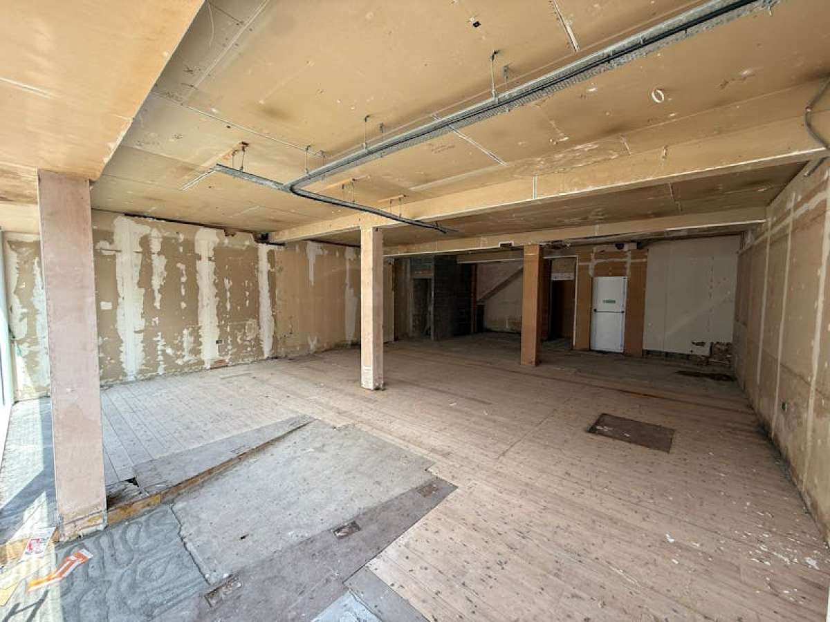 Retail/Shop in Walton-on-Thames - photo 2