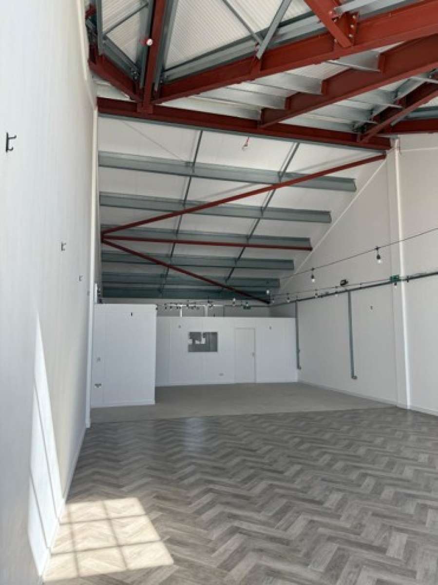 Retail/Shop in Stuntney - photo 2