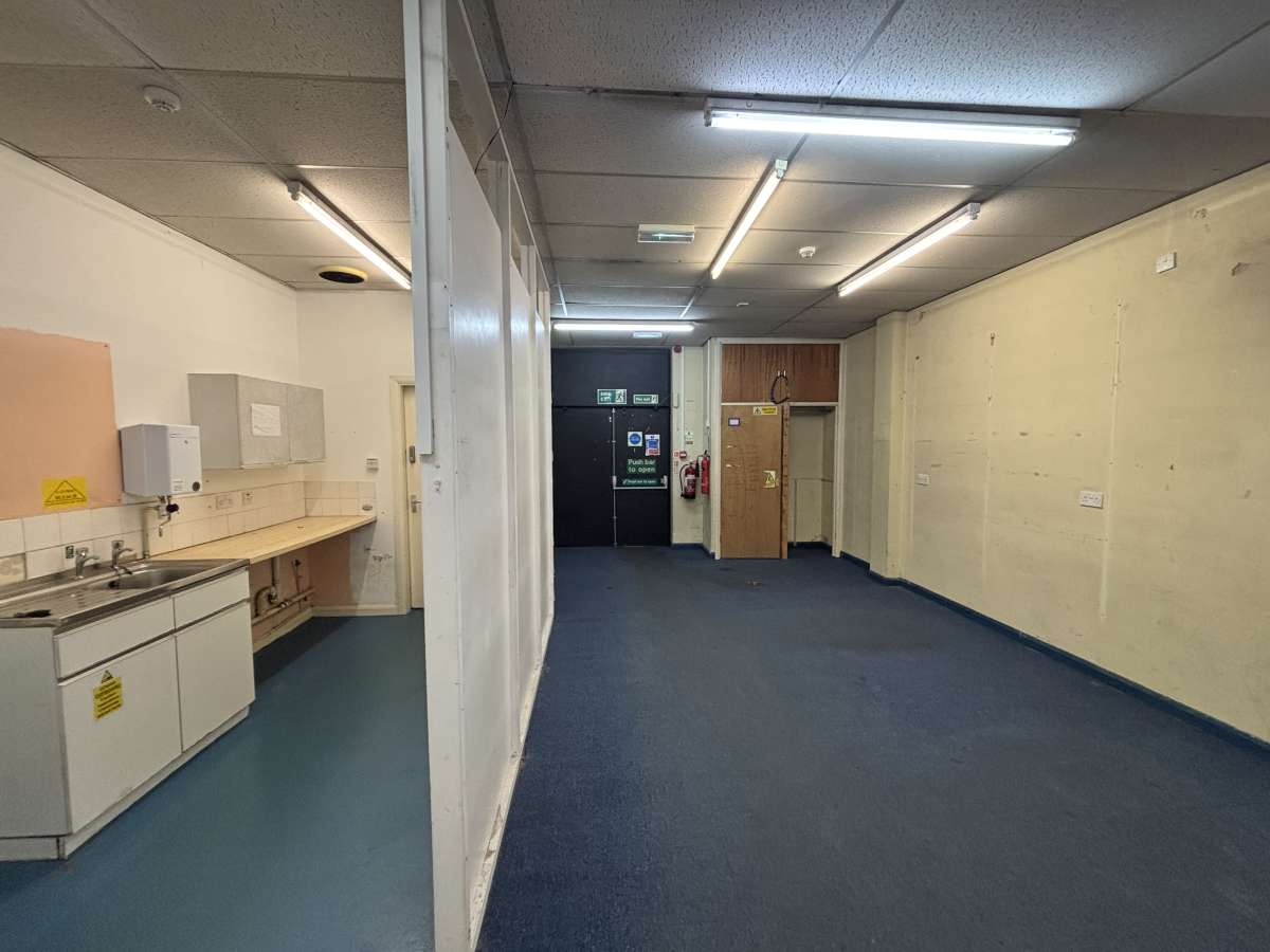 Retail/Shop in Dewsbury - photo 4