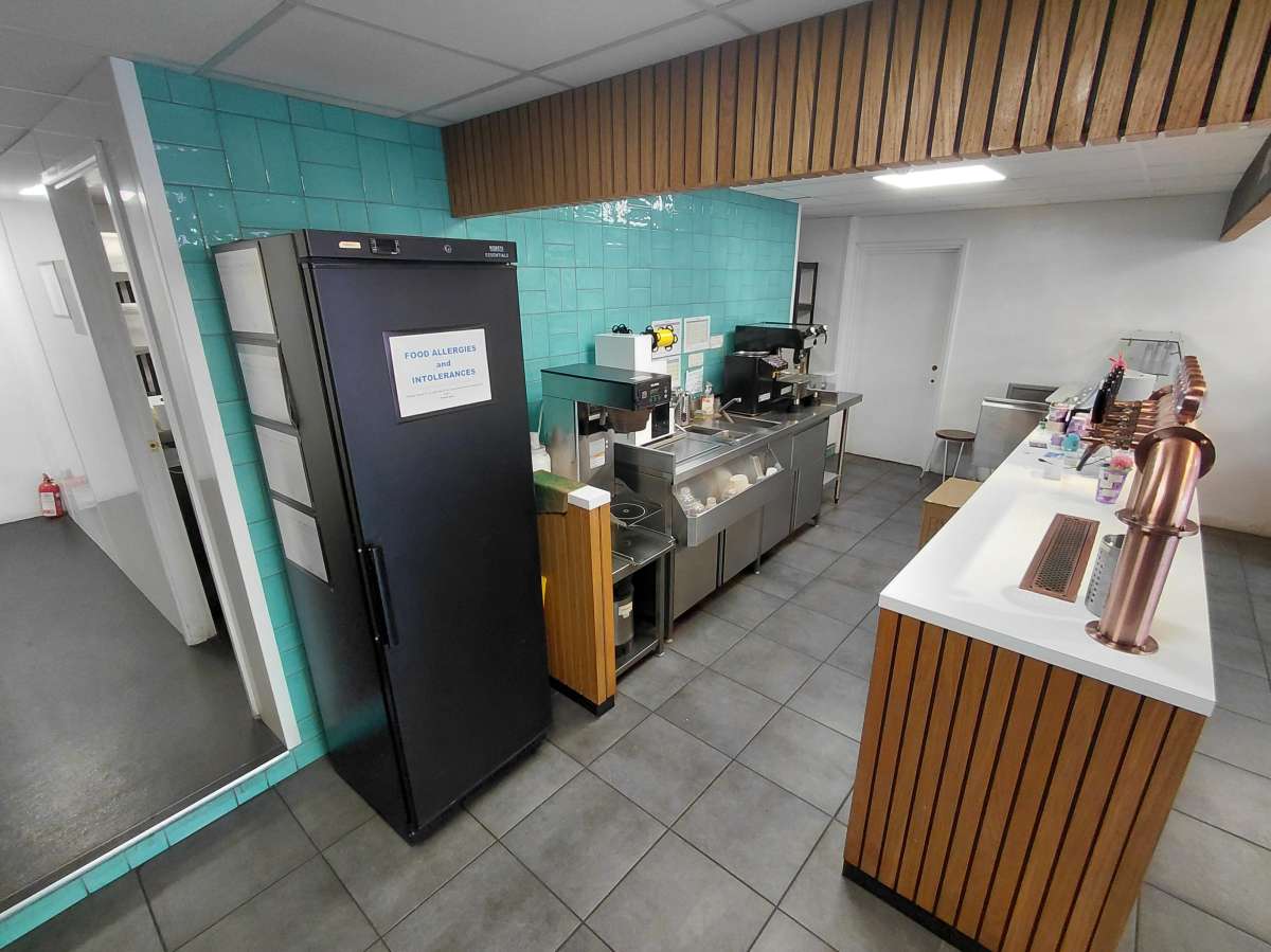 Retail/Shop in Brighton - photo 4