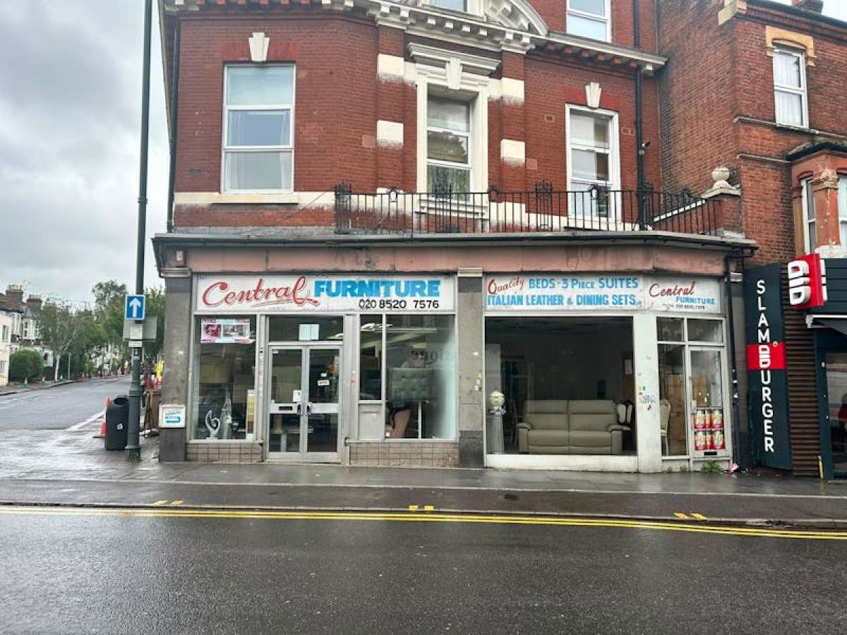 Retail/Shop in London - photo 2