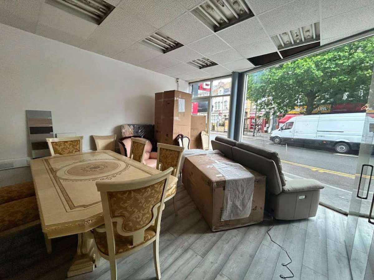 Retail/Shop in London - photo 4