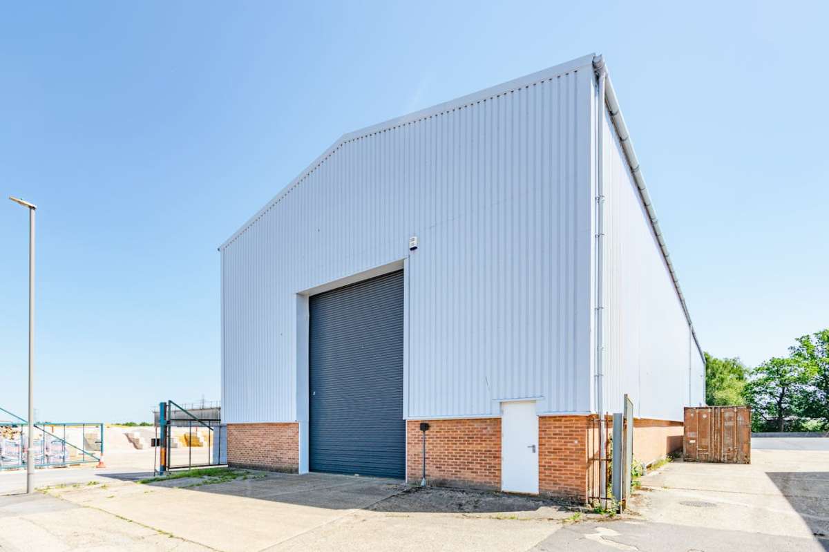 Retail/Shop To Let, Wimborne