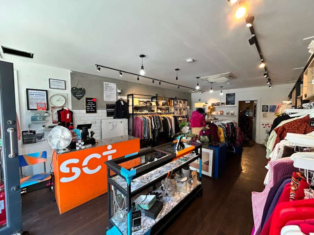 Retail/Shop in London - photo 4