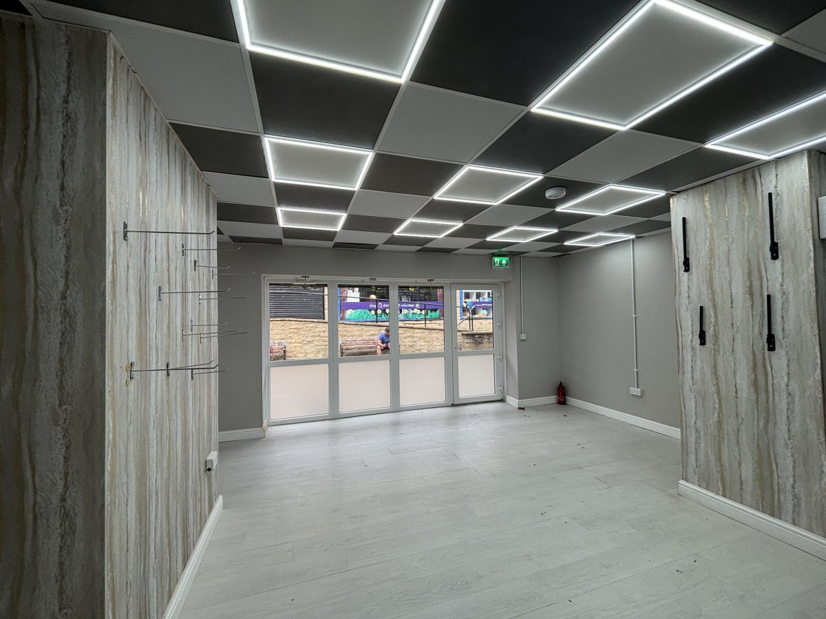 Retail/Shop in Cleckheaton - photo 4