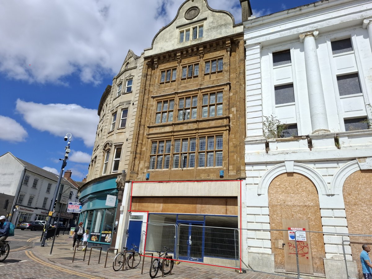 Retail/Shop in Northampton - photo 2